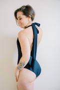 Black bow haltertop, low back,